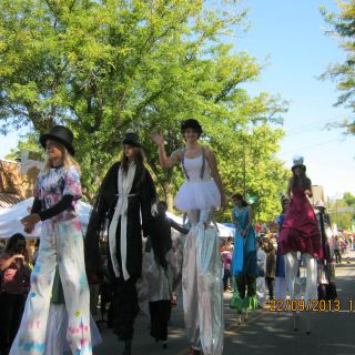 IMG_5447_Willy_St_Stilt_people.JPG